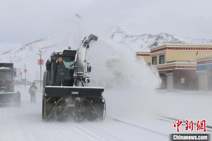 圖為該支隊官兵正在清理路面積雪?！《崦刺?攝