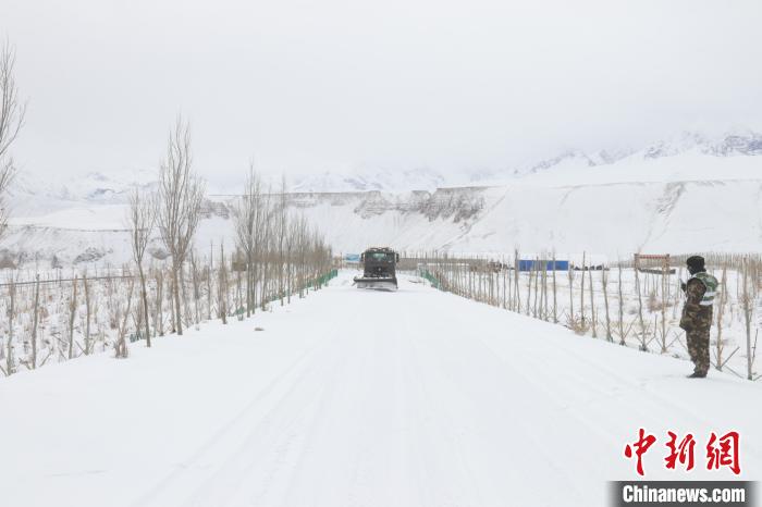 圖為救援官兵正在緊急清理路面積雪。　董尼么太 攝