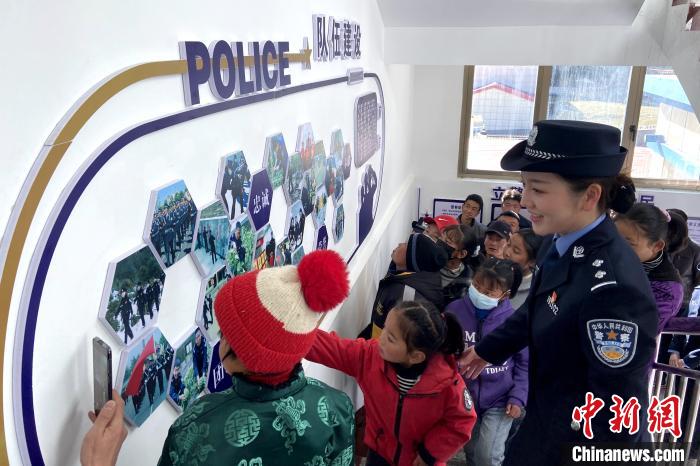 山南邊境管理支隊勒布邊境派出所舉行警營開放日活動，邀請駐地民眾進警營，了解民警工作生活。　莊冀 攝