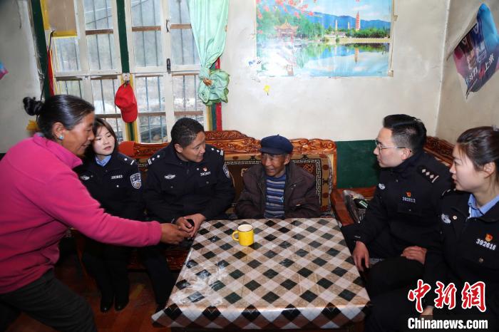 亞東出入境邊防檢查站民警走訪慰問轄區(qū)困難群眾?！堄陱?攝