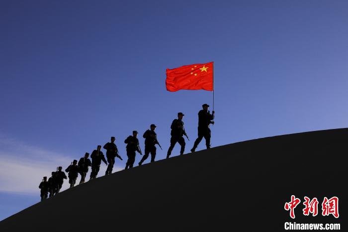 日喀則邊境管理支隊幾腳橋邊境檢查站民警在轄區(qū)開展巡邏工作?！↓埿▲P 攝