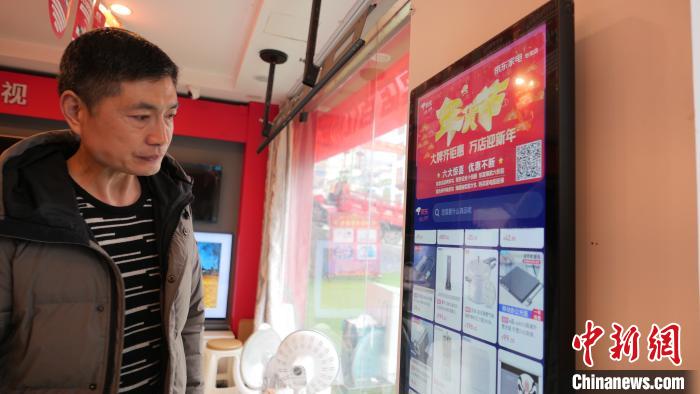 圖為店內(nèi)放置的可在線選購商品的觸摸電子展示屏。　謝牧 攝
