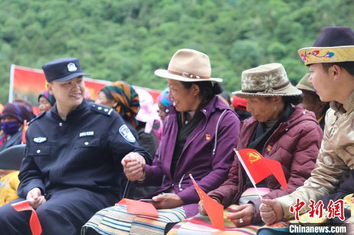 圖為李陽副所長(前排左一)與卓嘎、央宗姐妹共同參加愛國主義教育活動?！〉录?攝
