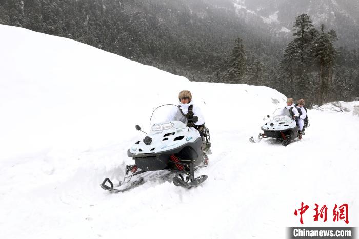 圖為雪地摩托車開路?！⊙鸩?攝