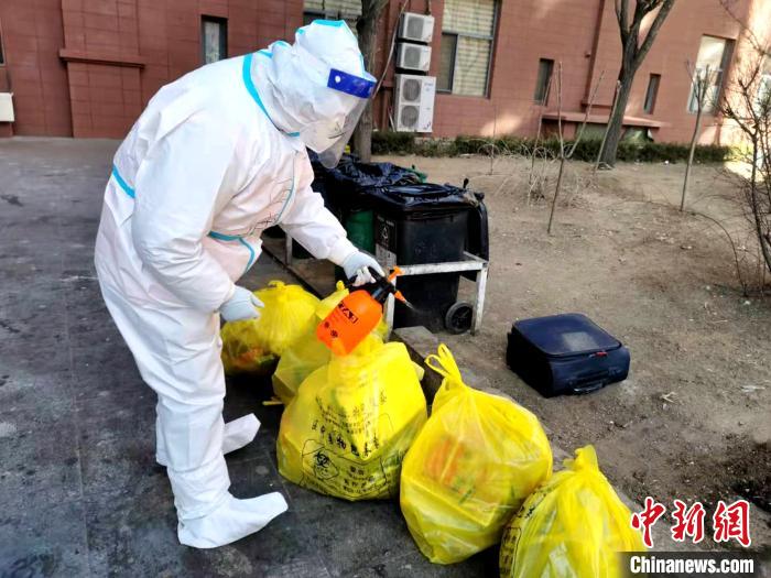 給垃圾做消殺?！¤F西區(qū)委宣傳部 攝