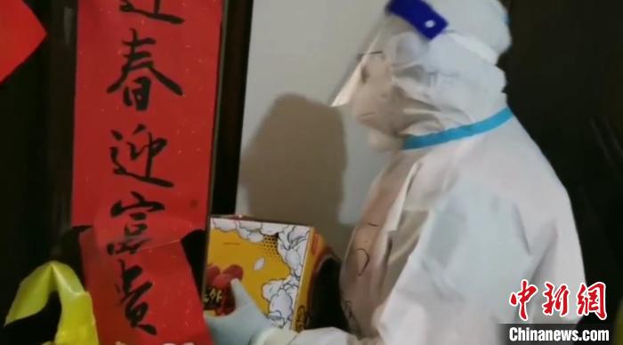 為封閉在家居民送快遞。　鐵西區(qū)委宣傳部 攝