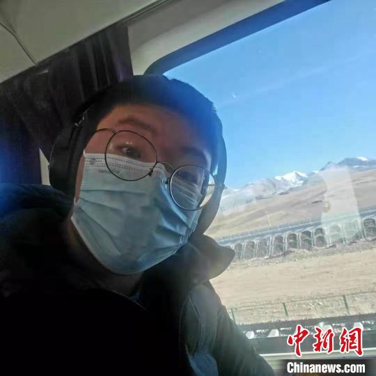 1月8日在西藏那曲開往拉薩火車上?！∈茉L者供圖 攝