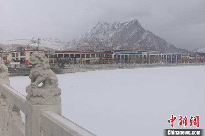 圖為2月5日傍晚時(shí)分的西藏阿里獅泉河鎮(zhèn)雪景?！⊥跏啦?攝
