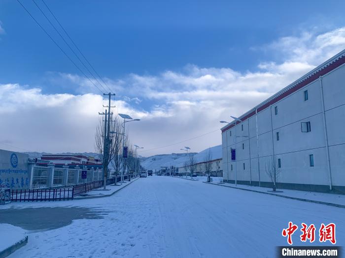圖為西藏札達(dá)縣街道被積雪覆蓋。　強(qiáng)久 攝