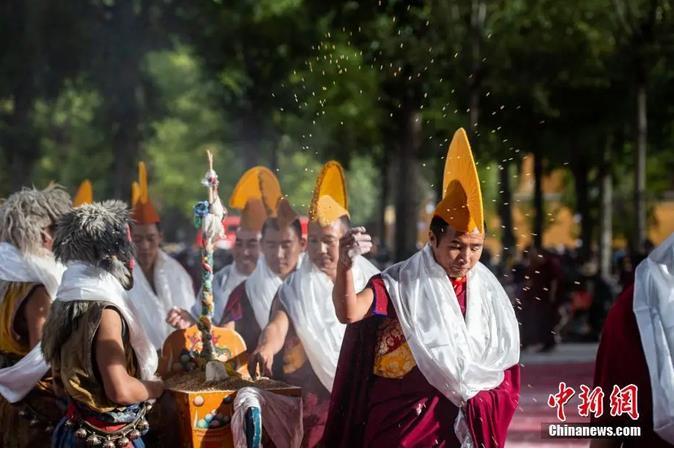 資料圖：扎什倫布寺跳神活動結(jié)束后，僧眾依次拋撒“切瑪”盒中的青稞祈福。<a target='_blank' ><p  align=
