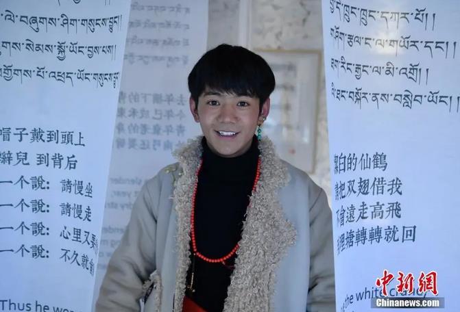 圖為丁真在理塘勒通古鎮(zhèn)倉央嘉措微型博物館里留影。<a target='_blank' ><p  align=