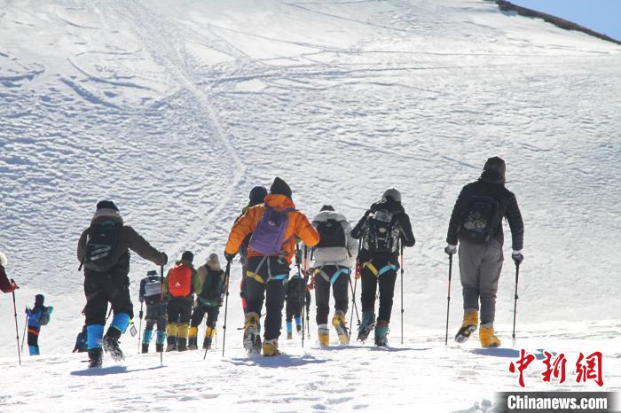圖為2019年，普通民眾在洛堆峰體驗登雪山活動。資料圖 趙朗 攝