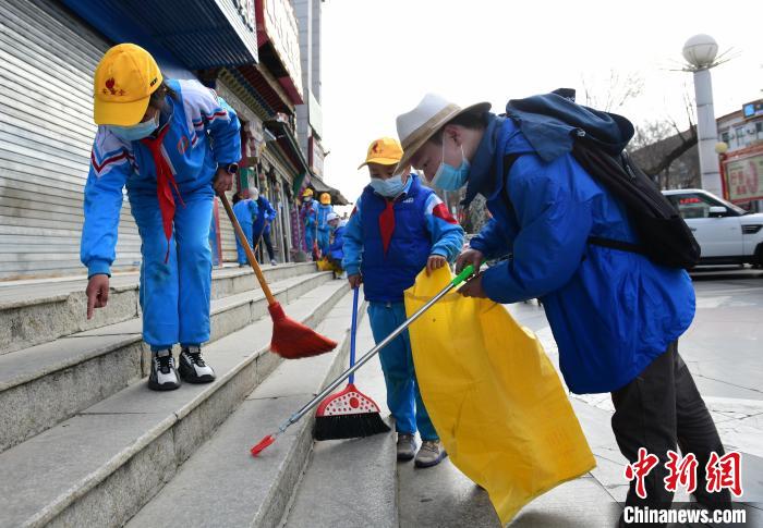 圖為拉薩市小學(xué)生打掃街道。　貢嘎來(lái)松 攝