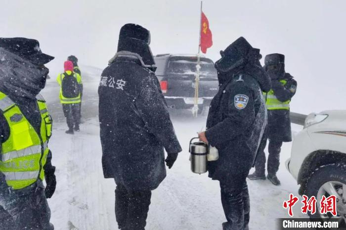 強降雪后，西藏安多縣警方在國道109線唐古拉山段開展除雪保通工作。　安多縣公安局 供圖 攝