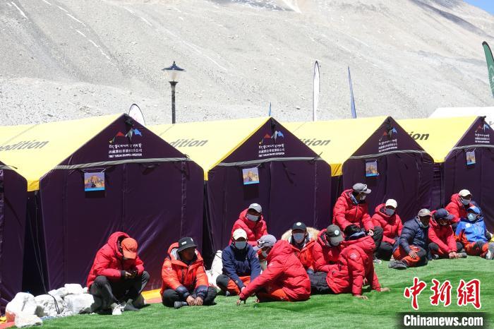 5月9日，登山隊(duì)員在珠峰北坡登山大本營歇息。　冉文娟 攝