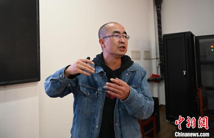 圖為西藏大學教授寧長春授課宣講。