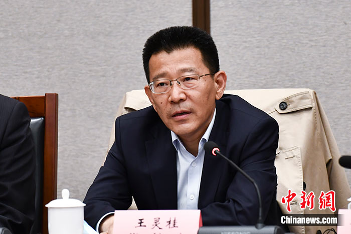 5月16日，由中國(guó)社會(huì)科學(xué)院西藏智庫(kù)、中國(guó)社會(huì)科學(xué)院民族學(xué)與人類學(xué)研究所主辦的第五屆西藏智庫(kù)國(guó)際論壇在北京舉行。中國(guó)社會(huì)科學(xué)院副院長(zhǎng)王靈桂在致辭中表示，今年是西藏和平解放70周年，西藏人民團(tuán)結(jié)奮斗，把貧窮落后的舊西藏建設(shè)成經(jīng)濟(jì)發(fā)展、文化繁榮、社會(huì)進(jìn)步、環(huán)境良好、生活幸福的社會(huì)主義新西藏，西藏歷史上第一次徹底消滅了絕對(duì)貧困，同全國(guó)人民一起，西藏各族人民已經(jīng)走進(jìn)全面建成小康社會(huì)的新時(shí)代，進(jìn)入歷史發(fā)展的新坐標(biāo)。 <a target='_blank' ><p  align=