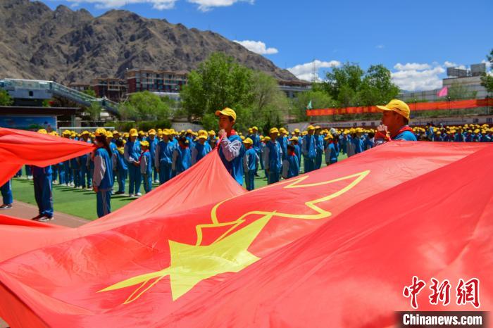 圖為拉薩市堆龍德慶區(qū)堆龍姜昆黃小勇希望小學(xué)學(xué)生在操場入隊(duì)儀式。　貢嘎來松 攝