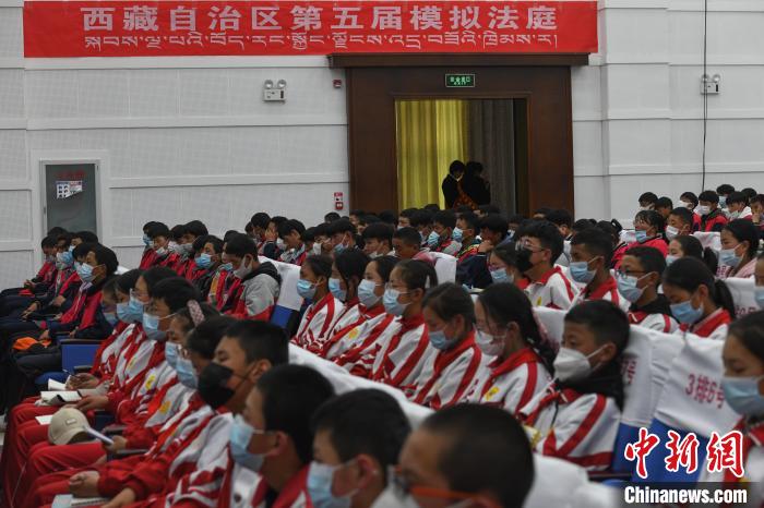 圖為西藏自治區(qū)第五屆模擬法庭現(xiàn)場?！∝暩聛硭?攝