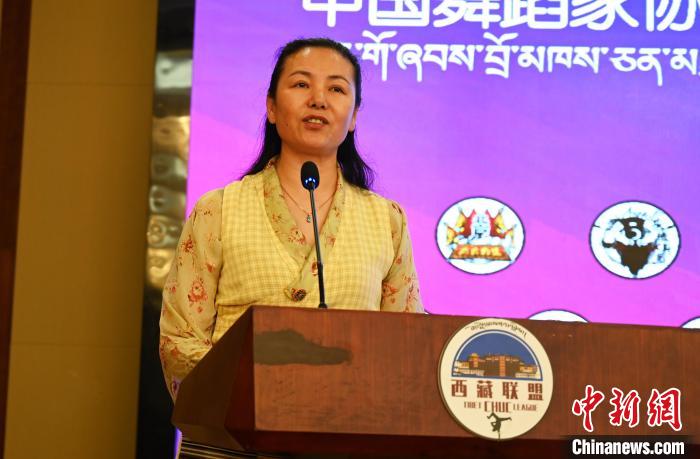 圖為西藏自治區(qū)舞蹈家協(xié)會主席達娃拉姆致辭?！≮w朗 攝