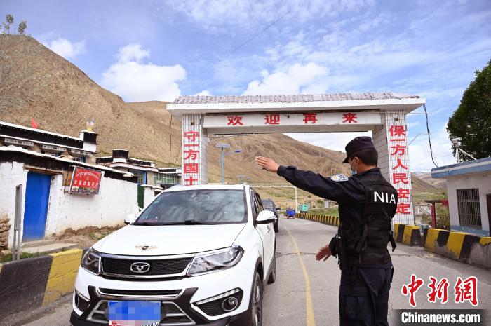 圖為移民管理警察示意司機(jī)停車接受檢查。　趙朗 攝