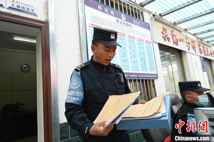 圖為洛桑朗嘎向記者展示卷宗?！≮w朗 攝