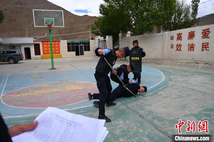 圖為移民管理警察進(jìn)行警務(wù)技能考核?！≮w朗 攝
