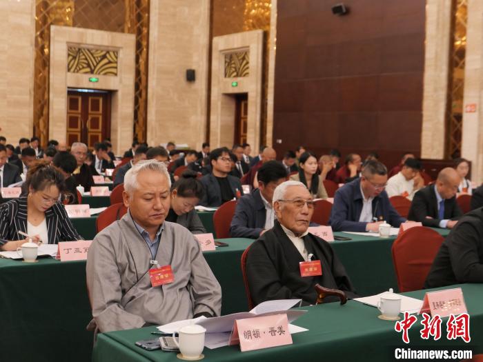 圖為西藏自治區(qū)各族各界慶祝中國共產(chǎn)黨成立100周年座談會現(xiàn)場?！≈x牧 攝