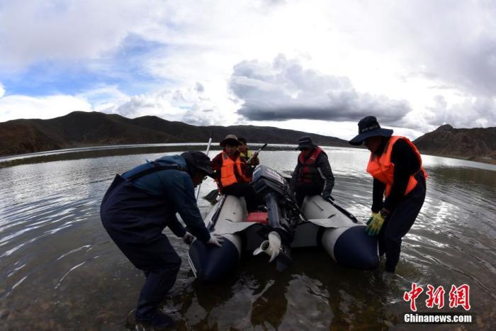 圖為科考隊(duì)員準(zhǔn)備乘快艇前往浪錯(cuò)湖中心開展科考作業(yè)。 <a target='_blank' ><p  align=