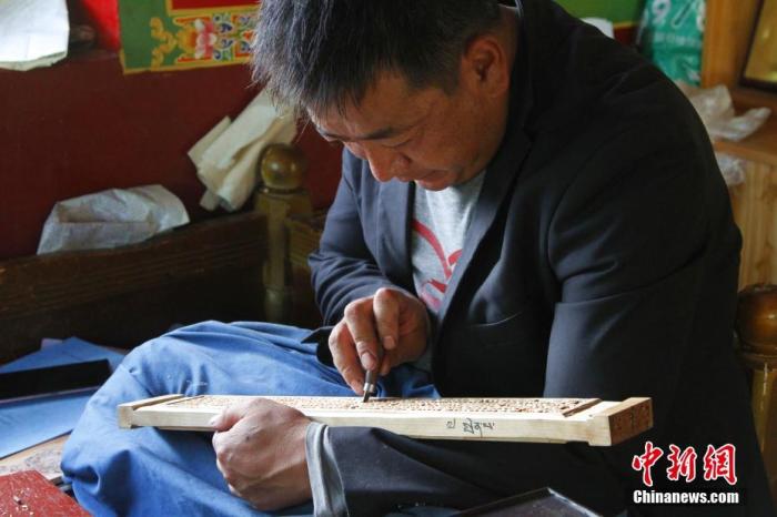 圖為7月14日，普松雕刻技藝傳承人嘎瑪曲扎正在家中進(jìn)行創(chuàng)作。 <a target='_blank' ><p  align=