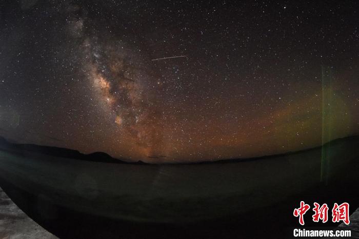 錯(cuò)鄂湖星空璀璨，一顆流星劃過(guò)?！?lt;a target='_blank' ></p><p  align=
