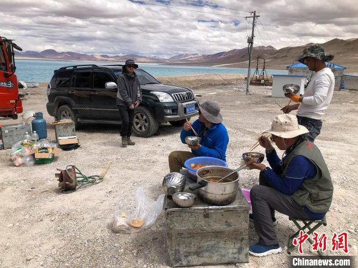 在“世界屋脊”上作業(yè)，中國科考隊(duì)員衣、食、住、行有何特色？