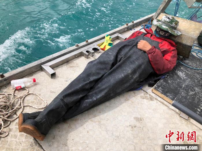 科考隊(duì)員在高原湖泊的鉆探平臺上累了臨時就地休息?！?lt;a target='_blank' ><p  align=