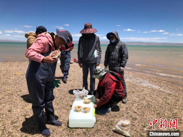 科考隊(duì)員在高原湖泊岸邊進(jìn)餐?！?lt;a target='_blank' ><p  align=