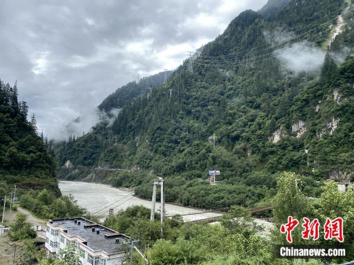 險(xiǎn)山急流中的兩座橋。彭寧鈴 攝
