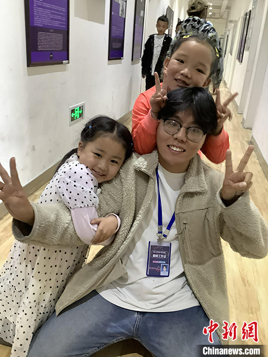 “Z世代”旦真旺加認為，拉薩是一座開放與包容的城市，記憶中的拉薩是彩色的。2021年，旦真旺加從浙江大學漢語言文學專業(yè)畢業(yè)后，他選擇回到拉薩，成為一名漢語文實習助教。圖為8月4日，旦真旺加在課間陪學生玩耍。 <a target='_blank' ><p  align=