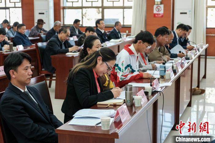 圖為8月10日座談會(huì)現(xiàn)場(chǎng)，左一為歸國定居藏胞晉美次旦?！〗w波 攝