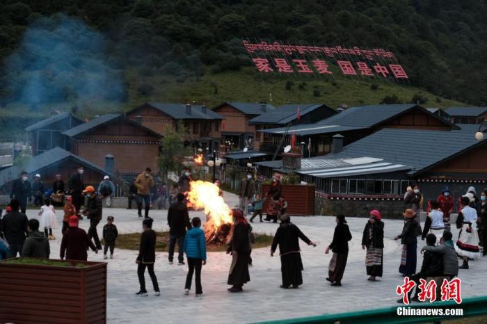 圖為8月5日，玉麥鄉(xiāng)民眾在鄉(xiāng)里跳鍋莊舞，從前的“三人鄉(xiāng)”熱鬧起來了。 <a target='_blank' ></p><p  align=