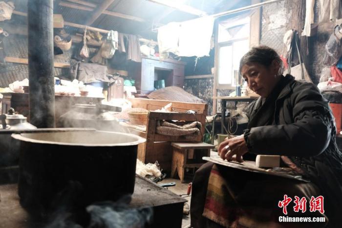 圖為8月6日，60歲的卓嘎在玉麥鄉(xiāng)牧場(chǎng)放牧點(diǎn)制作奶渣。 <a target='_blank' ></p><p  align=