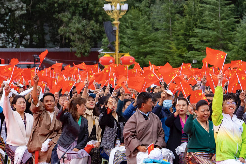 8月19日10時(shí)，慶祝西藏和平解放70周年大會(huì)在拉薩市布達(dá)拉宮廣場隆重舉行。徐馭堯 攝