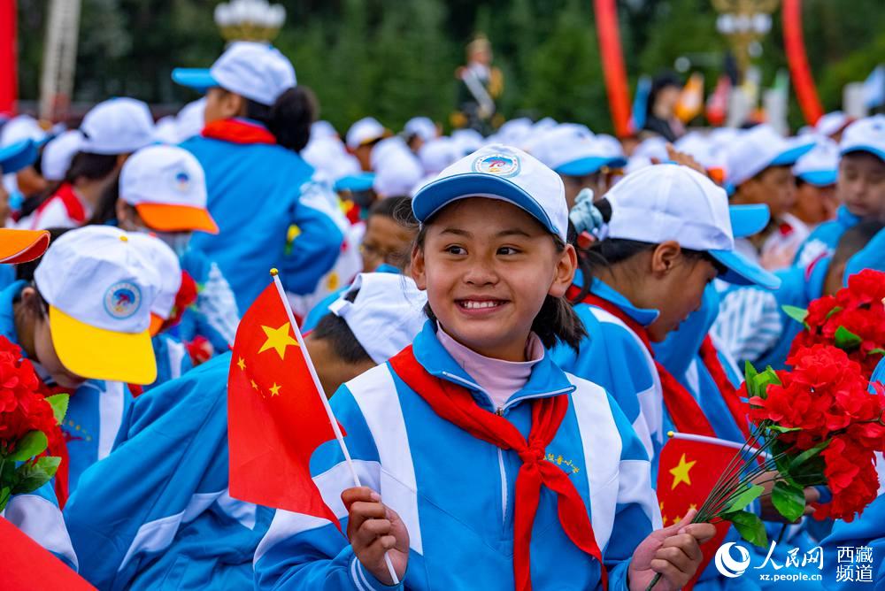 8月19日10時(shí)，慶祝西藏和平解放70周年大會(huì)在拉薩市布達(dá)拉宮廣場隆重舉行。徐馭堯 攝