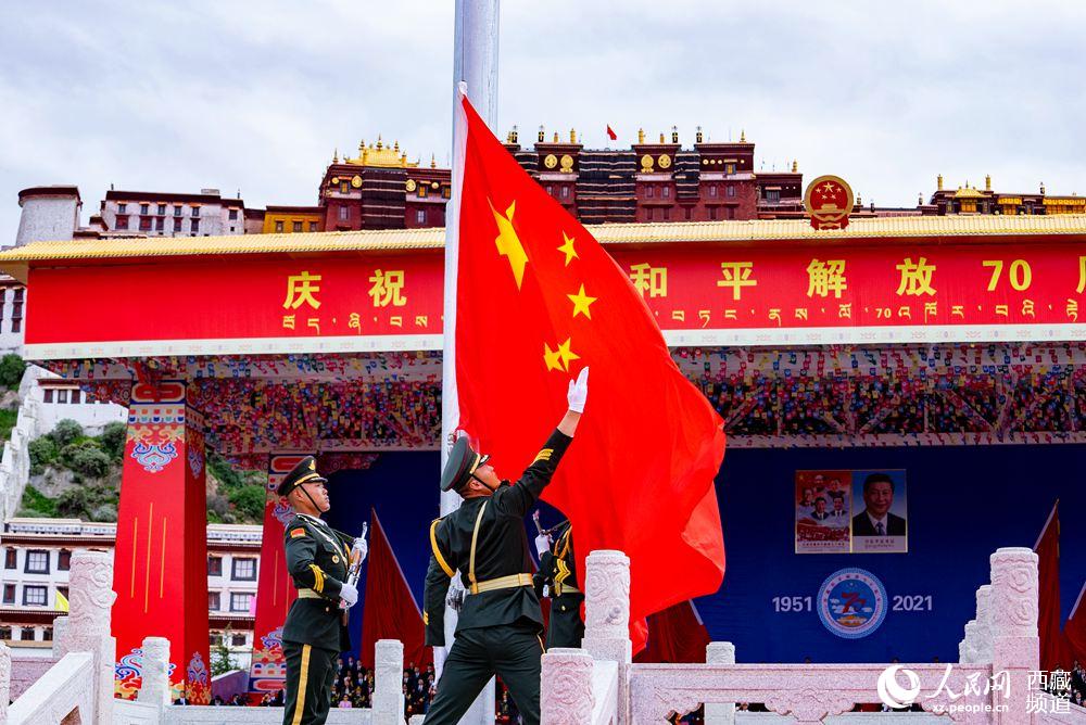 8月19日10時(shí)，慶祝西藏和平解放70周年大會(huì)在拉薩市布達(dá)拉宮廣場隆重舉行。這是大會(huì)舉行升旗儀式。徐馭堯 攝