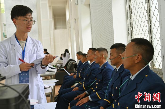 圖為研究團(tuán)隊(duì)成員登記消防員信息?！≮w朗 攝