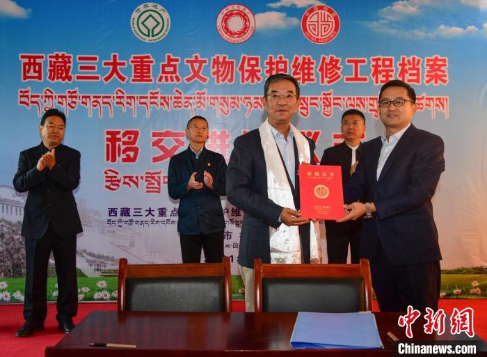 圖為西藏三大重點(diǎn)文物保護(hù)維修工程檔案移交進(jìn)館儀式現(xiàn)場(chǎng)?！∝暩聛硭?攝