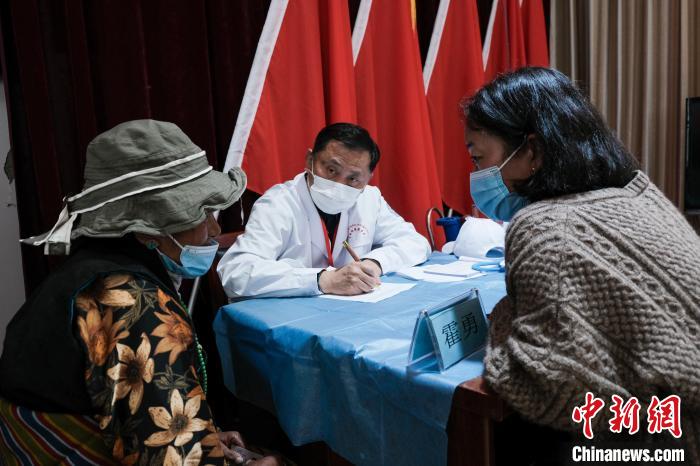 北京大學(xué)第一醫(yī)院教授、主任醫(yī)師霍勇在義診現(xiàn)場(chǎng)接診?！〗w波 攝