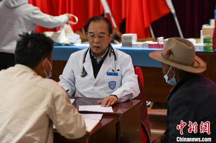 北京大學(xué)人民醫(yī)院心臟中心副主任、博士生導(dǎo)師王偉民為農(nóng)牧民問診。　江飛波 攝