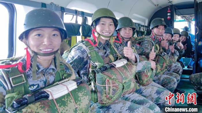 圖為女兵們在直升機上準(zhǔn)備跳傘?！⊥跏鰱| 攝