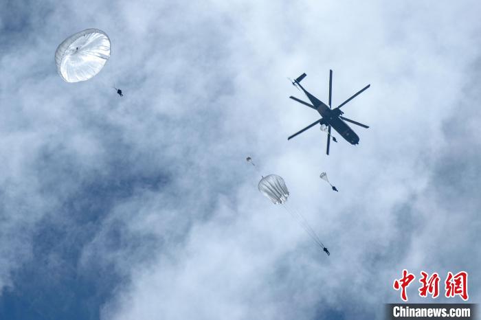 圖為傘降女兵在空中開傘?！⊥跏鰱| 攝