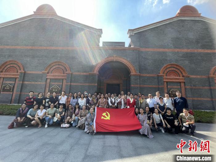參觀中共一大、二大會(huì)址，學(xué)員們回顧了中國(guó)共產(chǎn)黨百年大黨的革命歷程?！∪A東師大供圖