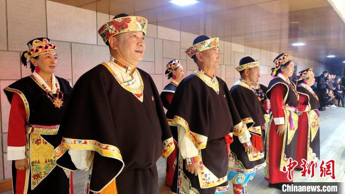 圖為西藏老年舞蹈隊(duì)在后臺(tái)準(zhǔn)備上場(chǎng)?！∝暽＠?攝
